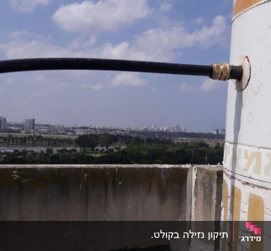 דוד שמש עם צינור מחובר על גג